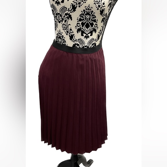 Burgundy Pleated Elastic Skirt XL - Picture 2 of 3